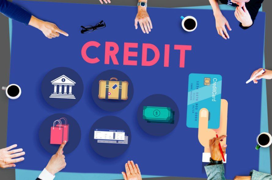 CREDITと書かれた絵を触る人々